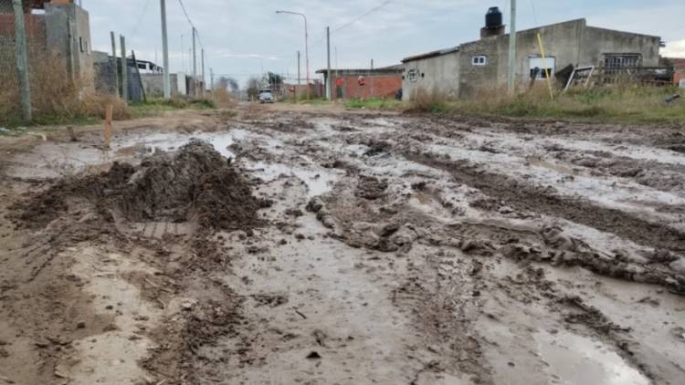 Solicitan mantenimiento en una calle de tierra, cerca de un jardín de infantes