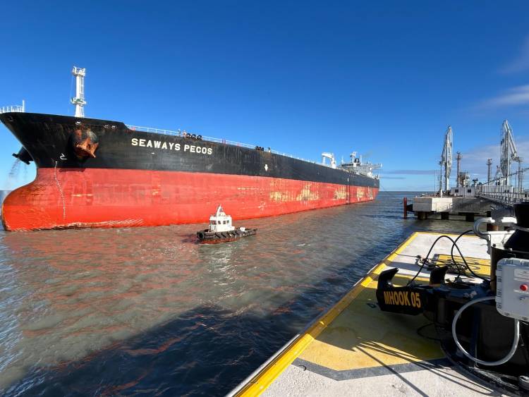 Amarró en Puerto Rosales el imponente petrolero Seaways Pecos