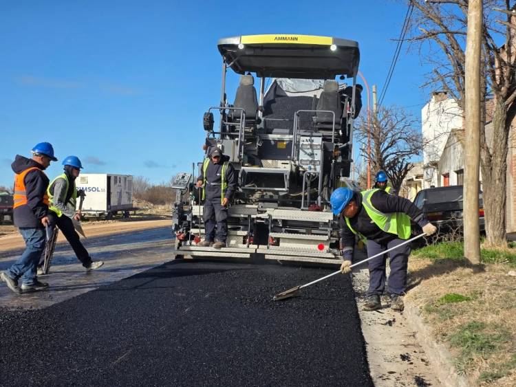 Comenzó la colocación de la nueva carpeta asfáltica en Avenida Paso