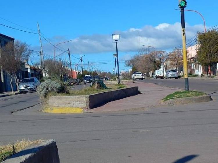 Solicitan que se haga una restructuración en los canteros centrales de la Avenida Tucumán