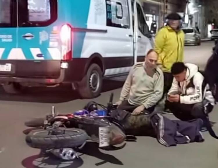 Una mujer fue embestida por una moto en pleno centro y debió ser hospitalizada