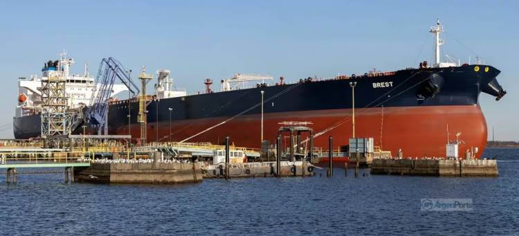Llegan más gigantes petroleros a Puerto Rosales y habilitan una segunda posición en el nuevo muelle