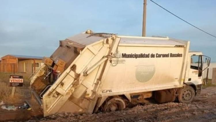 Un camión recolector del Municipio quedó varado en el barro en Falucho al 800