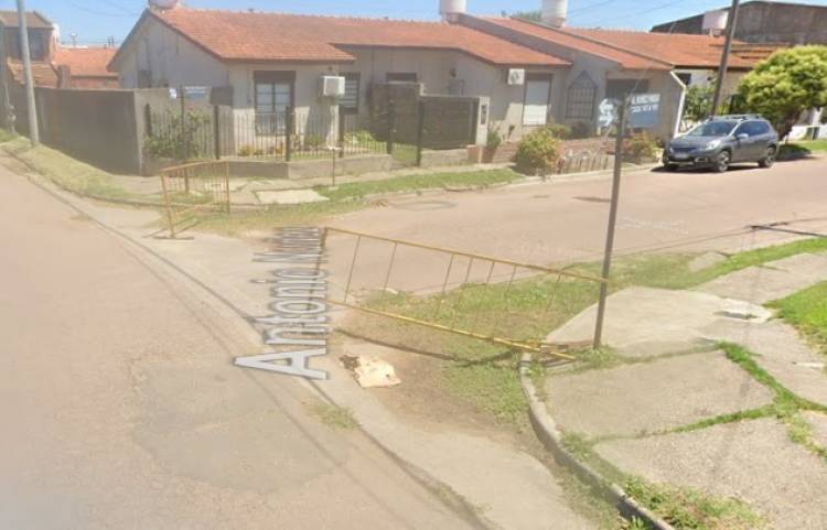 Vecinos del Barrio Centenario reclaman por los hundimientos en asfalto que afectan a las casas