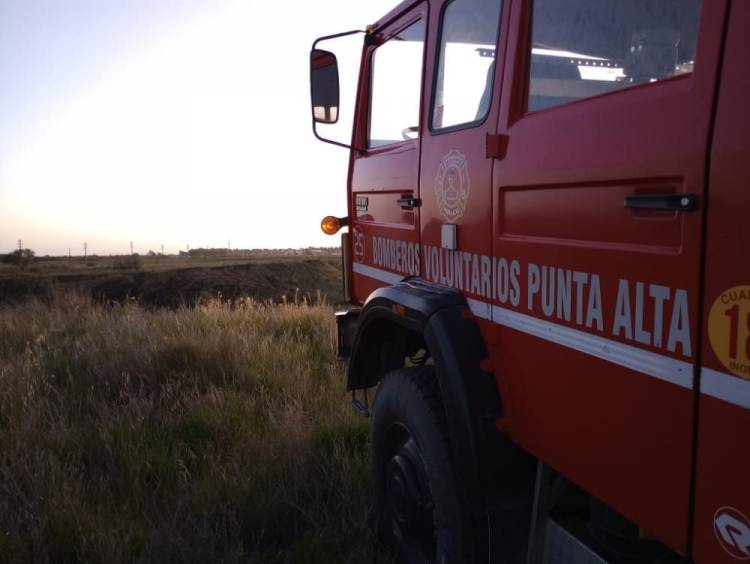 Bomberos acudieron a un supuesto incendio de vivienda, pero era un vecino quemando basura