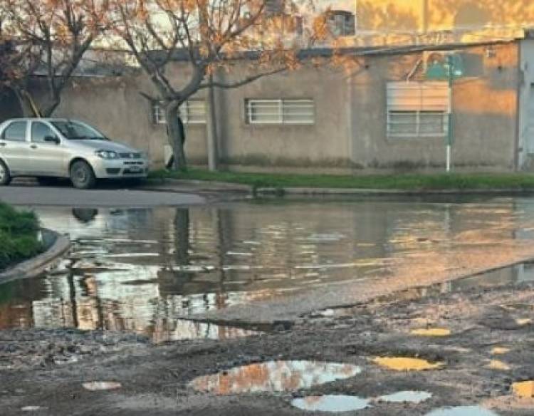 Vecinos de Mitre y 17 de agosto reclaman la acumulación de líquidos cloacales y pozos