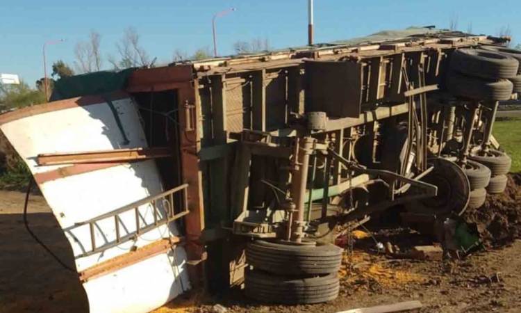 Autovía Bahía – Punta Alta: un camión se quedó sin frenos y terminó volcando su carga