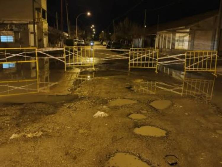 Se mantiene el corte total por el mal estado de la esquina de Mitre y 17 de Agosto