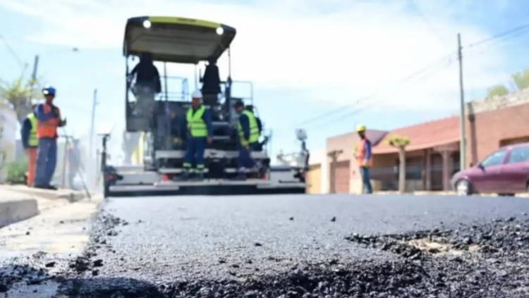 Comienzan los trabajos de reparación de asfalto y repavimentación en distintas cuadras y esquinas
