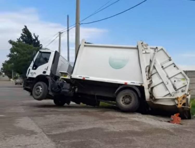 Un camión recolector del Municipio hundió el hormigón y cayó en un pozo cloacal