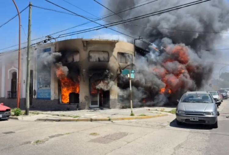 Gran incendio en un taller mecánico y comercio de la zona centro