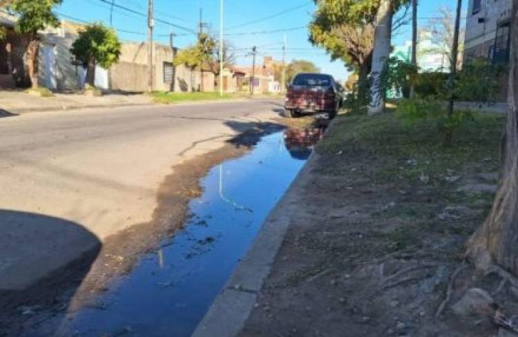 Vecinos juntan firmas para elevar al intendente por la problemática de agua y cloacas en la ciudad