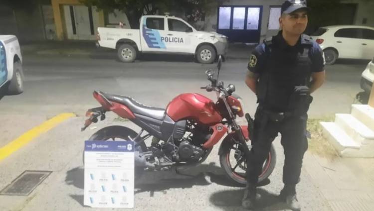 Detuvieron a dos delincuentes acusados de robar una moto