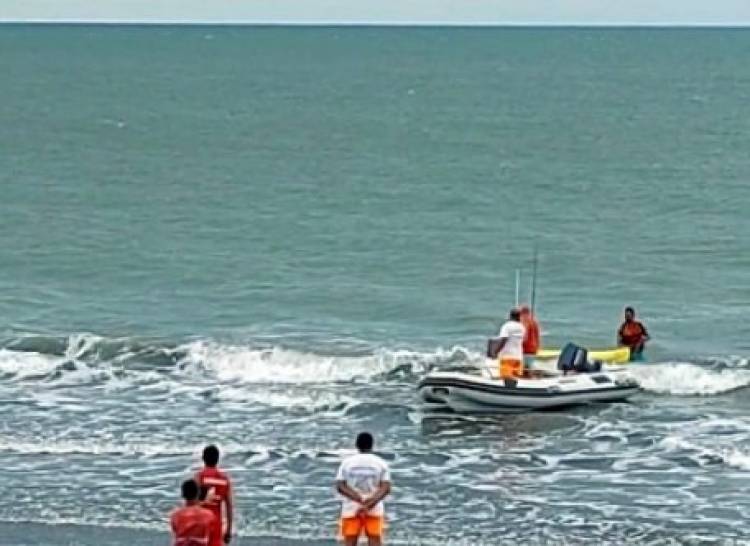 Guardavidas de Pehuen Co rescataron a un kayakista que estaba a la deriva en el mar