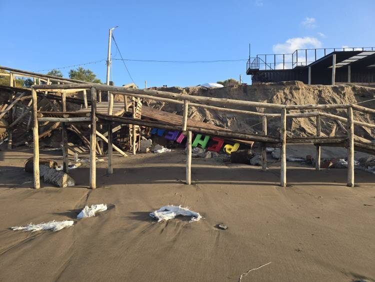 La sudestada y una marea muy alta provocaron daños en Pehuen Co