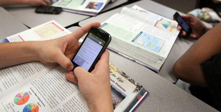 Ya rige la prohibición de usar celulares en escuelas de la provincia de Buenos Aires