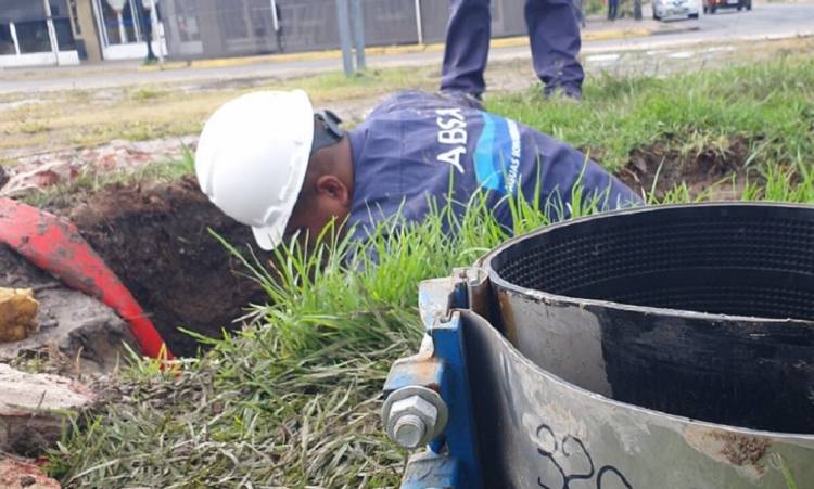 Rotura de caño de agua causó baja presión en parte de barrio Gottling