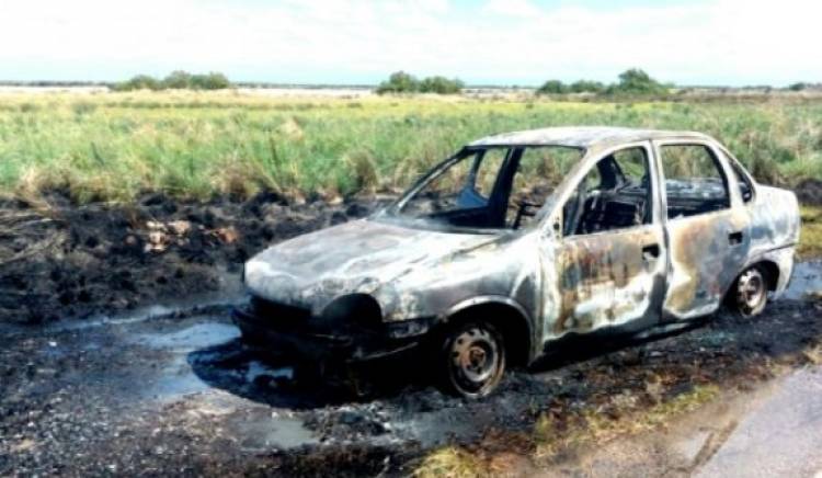 Pérdidas totales en el incendio de un auto en la ruta 229 vieja