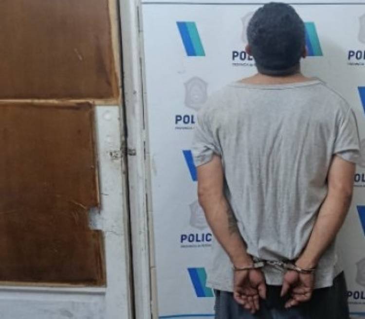 Un hombre discutía con su pareja en la calle y terminó agrediendo a la Policía