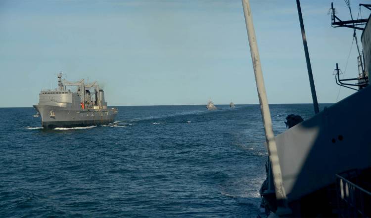 Unidades de la Armada Argentina se adiestran en el mar