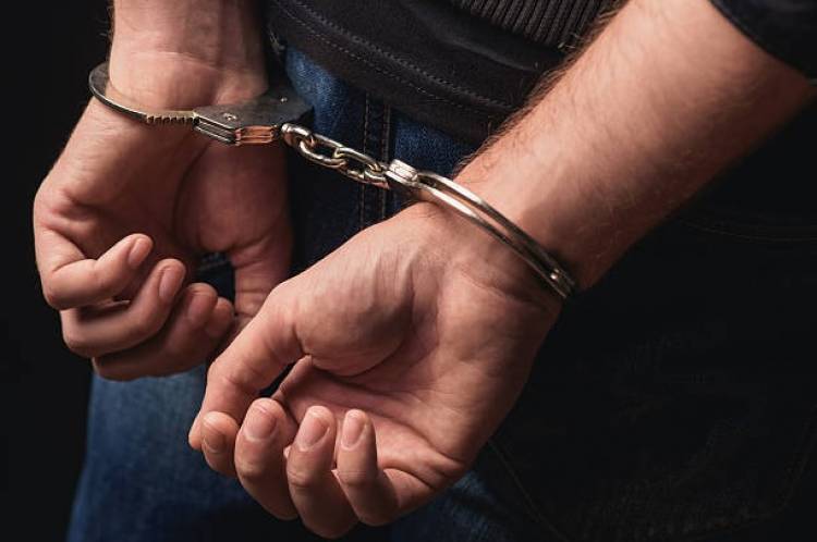 Un hombre fue detenido acusado de abusar de las hijas de su pareja