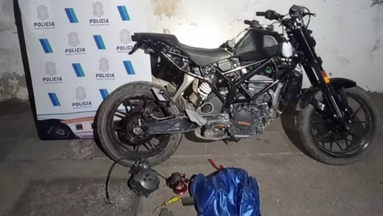 Quisieron pararlo en un control, se fugó y le encontraron una moto robada