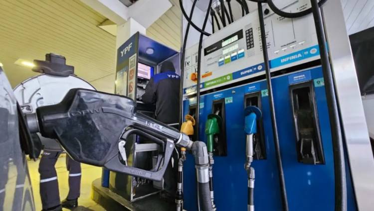 Las petroleras se alinearon con YPF y mantendrán estables los precios de los combustibles