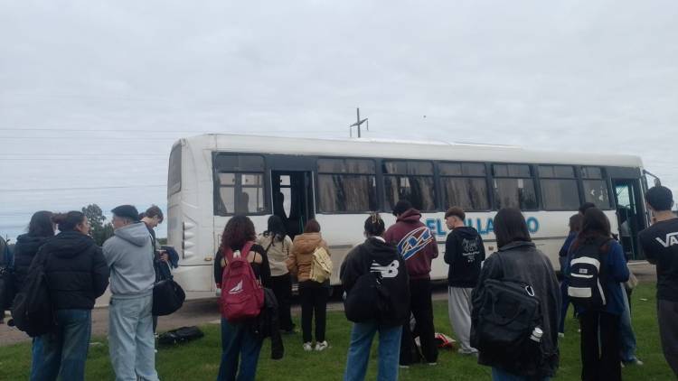 En medio de la polémica por el 127 por ciento de aumento, un colectivo de la Línea 319 se quedó en la ruta