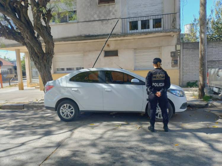 Una mujer cometió una infracción de tránsito y tras una persecución fue aprehendida 