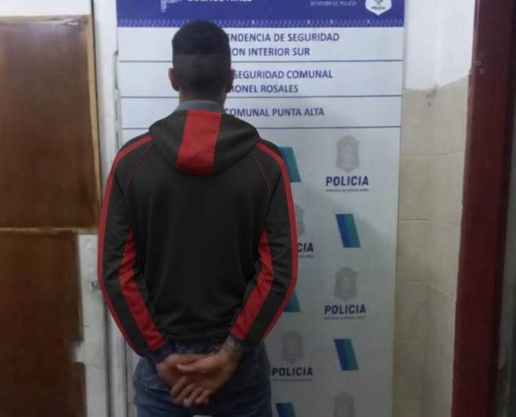 Aprehendieron a un hombre que circulaba sin documentación y con cuchillos en la vía pública