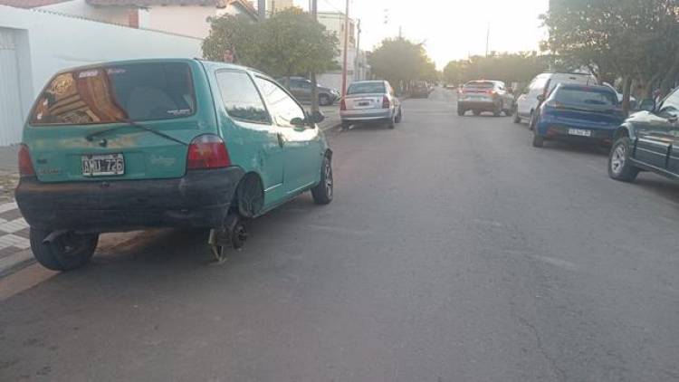 Dos hombres fueron atropellados en la calle cuando cambiaban la cubierta de un auto