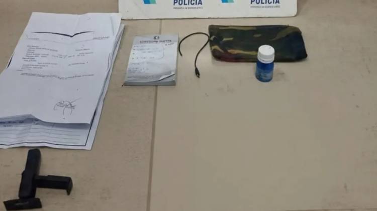 Por las cámaras, identifican a una mujer sospechosa de robar dentro de una camioneta estacionada
