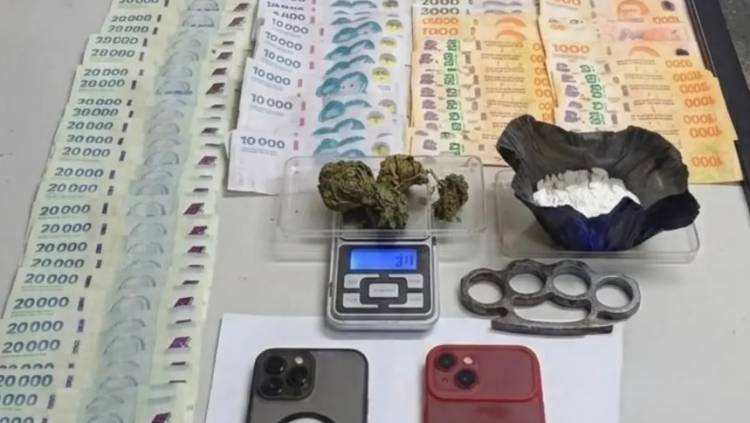 Aprehendieron a dos jóvenes con droga y manoplas metálicas