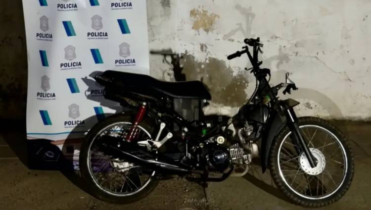 Un hombre iba en una moto hurtada, lo detuvieron y le encontraron cocaína entre sus prendas