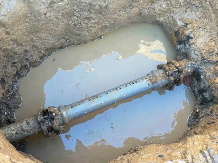 Se reparó el caño de agua en José Ingenieros y Avenida Tucumán 