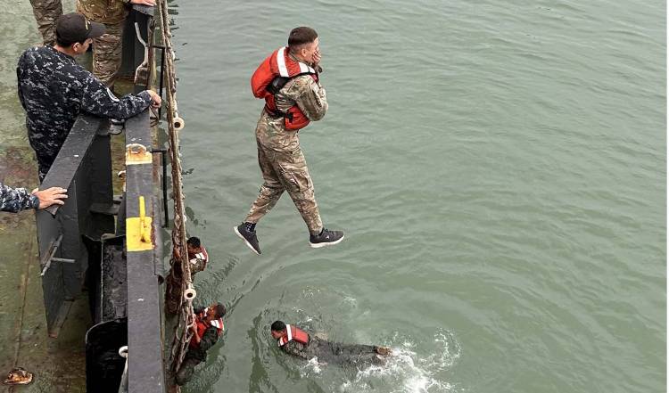 Se realizó una instrucción en abandono y supervivencia en Puerto Belgrano