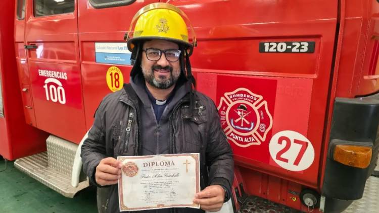 El padre Adán Caraballo fue designado capellán de Bomberos Voluntarios de Punta Alta