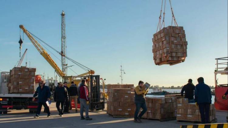 Puerto Rosales suma su primera descarga de langostinos y busca consolidar su perfil pesquero