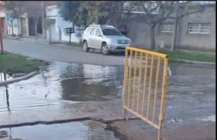 Se realizan reclamos por desbordes cloacales en pleno centro y distintos barrios