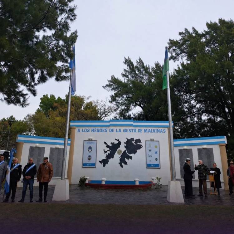 Descubrieron una placa en homenaje a los primeros caídos en combate de la Guerra de Malvinas