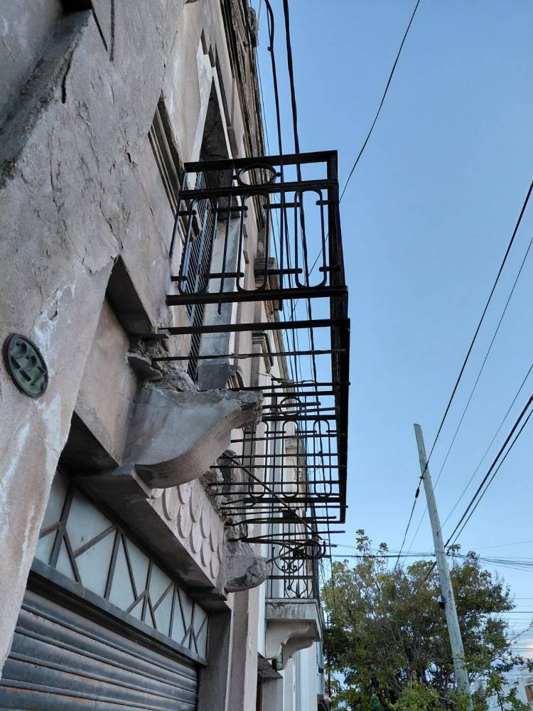 Piden que el Municipio haga controles preventivos sobre balcones y carteleras en mal estado