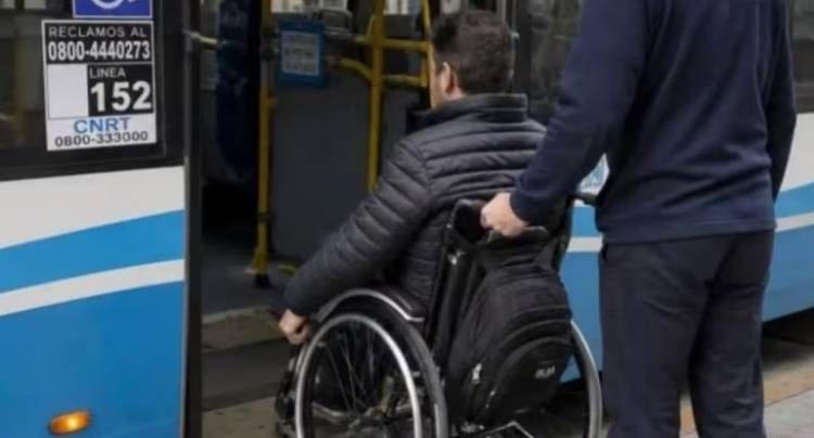 El Gobierno anunció que las personas con discapacidad podrán viajar en trenes y colectivos sin certificado