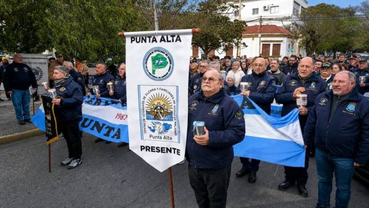 Se realizó la marcha de antorchas en recuerdo del Día de la Máxima Resistencia en Malvinas