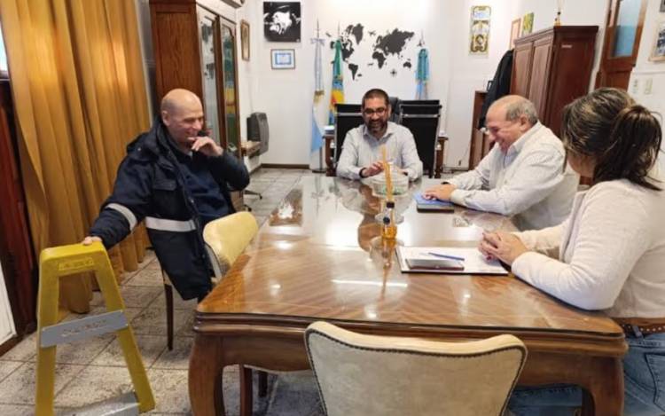 Camuzzi entregará al Municipio de Coronel Rosales bicicleteros hechos con caños en desuso