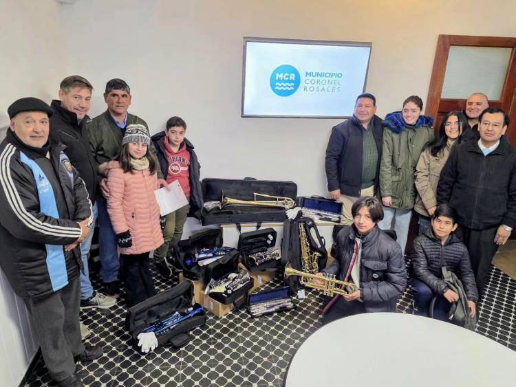 El Banco Provincia entregó instrumentos al Instituto de Música Crucero General Belgrano