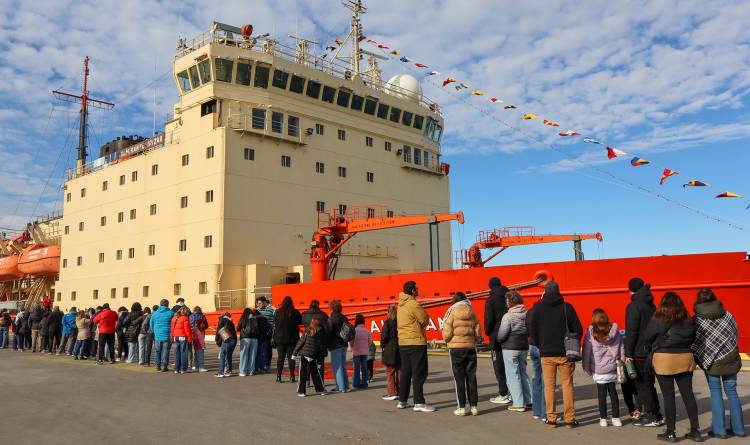 El rompehielos ARA “Almirante Irízar” abrió sus puertas en Ingeniero White
