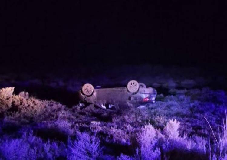 Se despistó en Ruta 229, volteó carteles, columna de alumbrado y terminó volcado en el salitral
