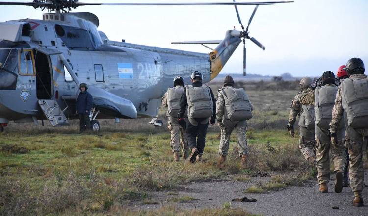 Fuerzas Especiales de la Armada se adiestraron en paracaidismo 