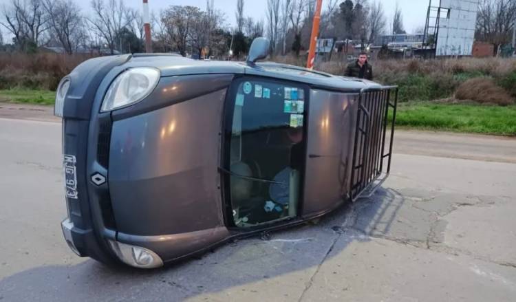 Un puntaltense volcó con su utilitario tras chocar con una camioneta en la rotonda de Grünbein