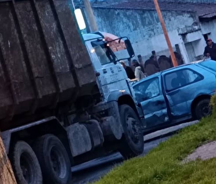 Un choque entre un auto y un camión, dejó una menor herida